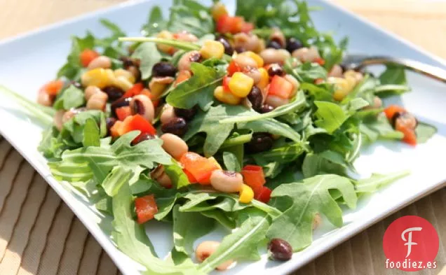 Ensalada De Guisantes de Ojos Negros Sobre Rúcula