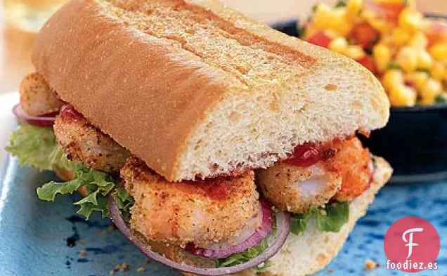 Po'boy de camarones con Salsa de Tomate picante