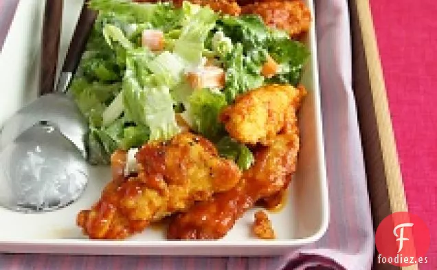 Tiras De Pollo De Búfalo Con Ensalada De Queso Azul