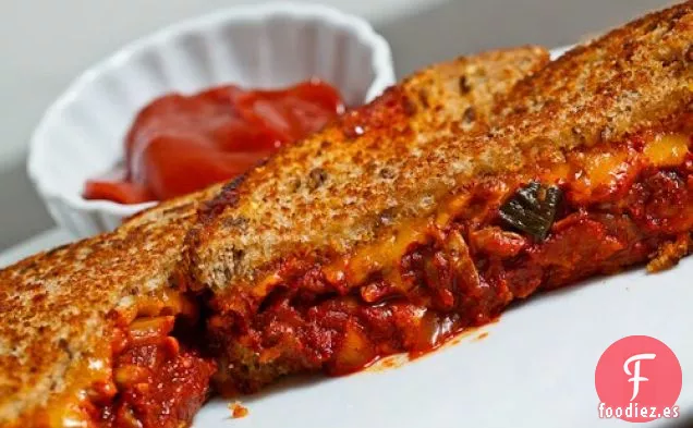 Sándwich De Queso A La Parrilla Kimchi Con Salsa De Tomate Gochujang Para Mojar