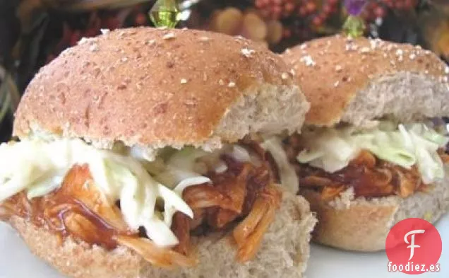 Sliders De Pollo A La Barbacoa Rallados Con Ensalada De Col Cremosa