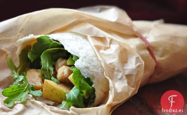 Envolturas de ensalada de manzana y rúcula