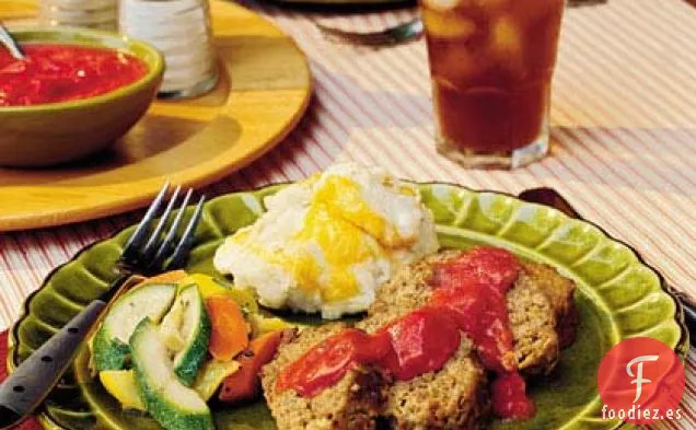 Pastel De Carne Con Salsa De Tomate Y Chile Verde