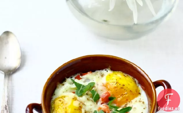 Huevos Al Horno Con Salmón Ahumado, Rúcula Y Manchego