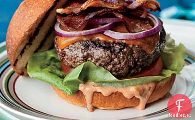 Hamburguesas BLT de Cheddar con Aderezo Ruso de Estragón
