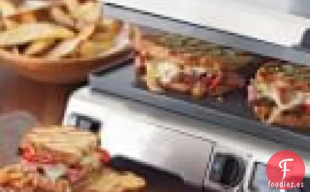 Bistec con Queso y Panini De Champiñones Con Papas Fritas