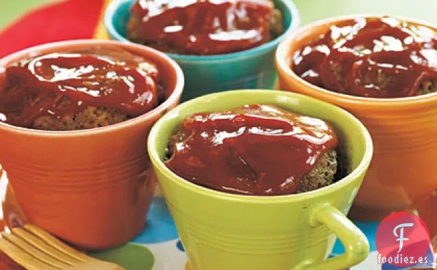 Pastel de carne en una taza