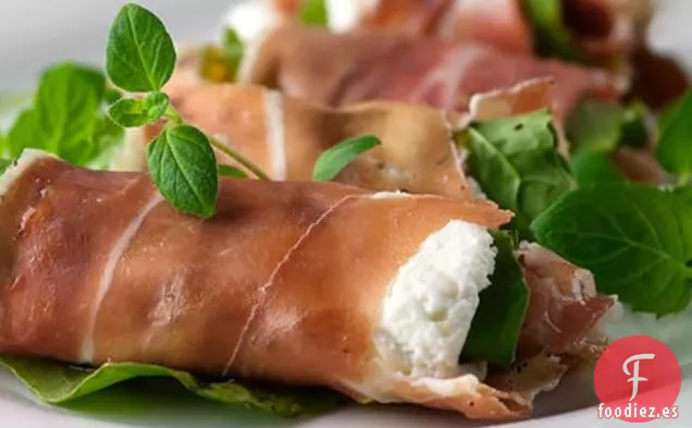 Rollos De Jamón Con Queso De Cabra, Rúcula Y Crema De Higos