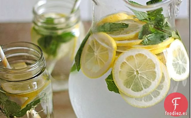 Agua De Limón Con Menta Fresca