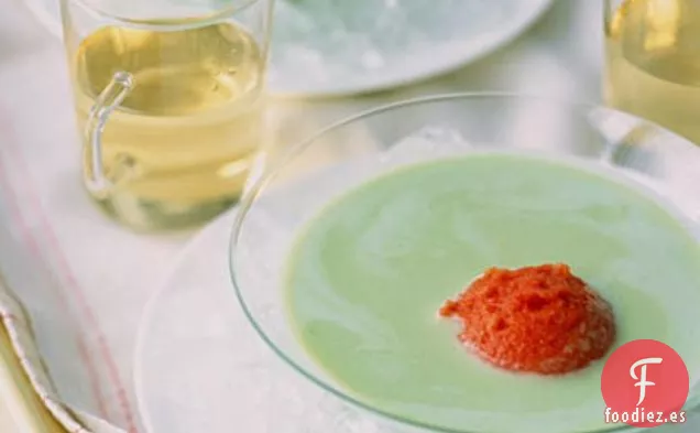 Sopa De Yogur y albahaca Con Hielo De Tomate
