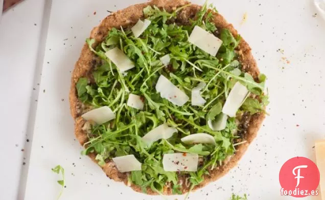 Pizza De Pesto De Trigo Integral Con Rúcula Fresca Y Parmesano