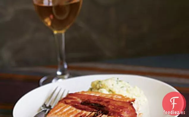 Salmón Cocido Sobre Tocino Con Vinagre Balsámico, Miel Y Romero