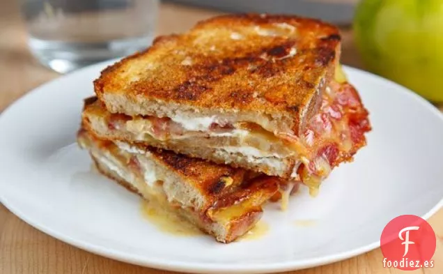 Sándwich de Queso Brie y Queso de Cabra a la Parrilla con Tocino y Tomate Verde