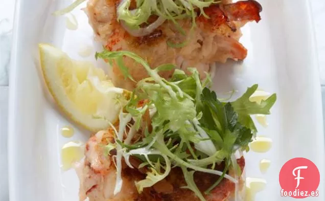 Pasteles De Langosta Con Alioli De Limón Y Ensalada Frisee De Tocino
