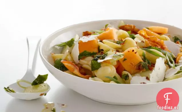 Ensalada De Pasta Con Melón, Panceta Y Salata De Ricotta