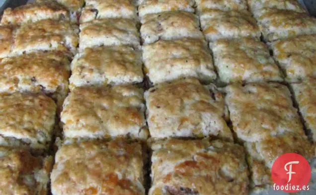 Bollos De Tocino ahumado Con Manzana Y Queso Cheddar