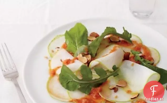 Ensalada De Colinabo Afeitado Y Rúcula Con Ajo Grueso Y Pimentón