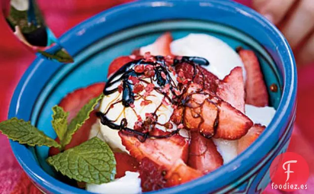 Yogur Helado con Fresas en Almíbar Balsámico