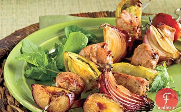 Brochetas de Cerdo Balsámicas de Melaza Con Tomates Verdes y Ciruelas