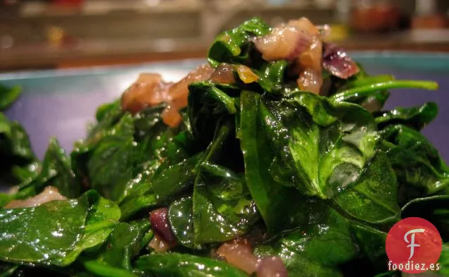Ensalada de Espinacas Marchitas Con Cebollas Rojas Caramelizadas Balsámicas