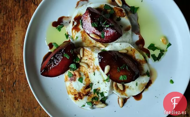 Mozzarella De Búfala Con Ciruelas Glaseadas Balsámicas, Piñones Y Menta