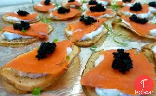 Salmón Ahumado Y Crema De Eneldo Flaco Con Caviar Al Horno Asado