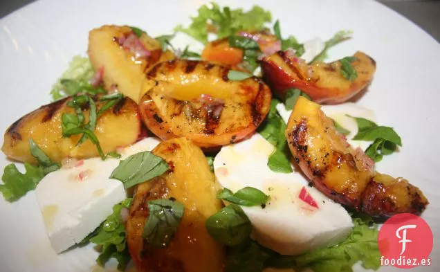 Ensalada de Mozzarella con Crema y Melocotones a la Parrilla