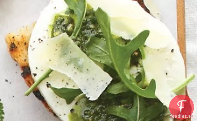 Bruschetta De Mozzarella, Pesto, Rúcula Y Parmesano