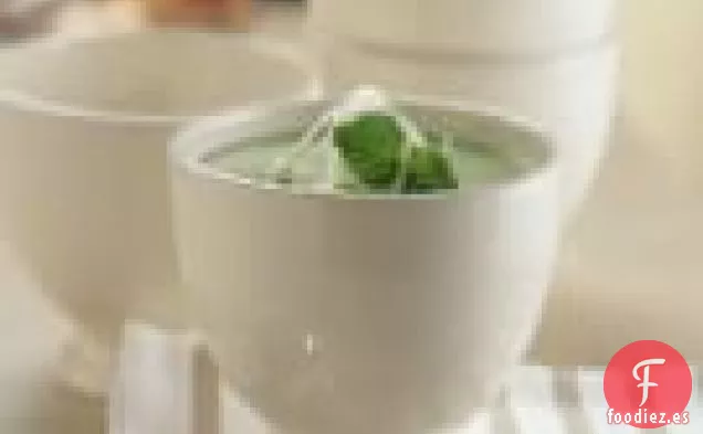 Sopa De Guisantes Frescos Con Crema De Flores De Cebollino