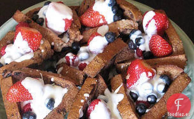 Tazas De Tostadas Francesas Con Fruta Fresca Y Crema