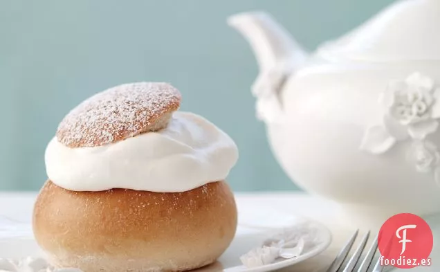 Bollos con Especias de Almendras y Crema