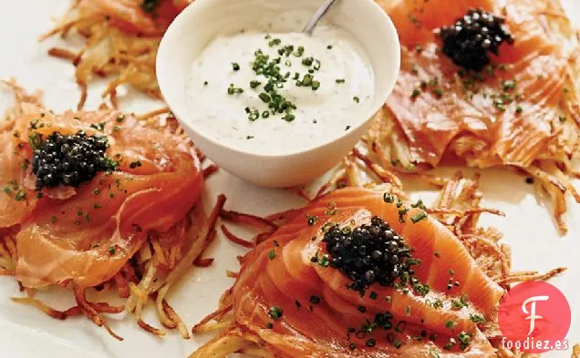 Tortitas de Patata con Salmón Ahumado, Caviar y Crema de Eneldo