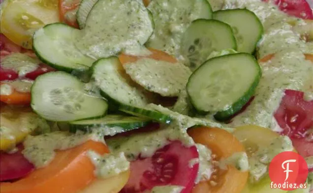 Ensalada de Tomate y Pepino Con un Aderezo Parecido al Pesto.