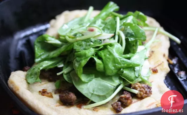 Panes A La Parrilla Merguez Con Ensalada De Hinojo y rúcula