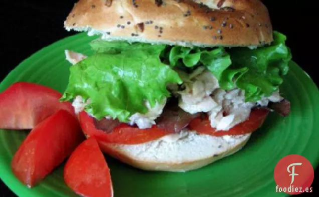 Sándwiches de Ensalada de Atún Italiano Con Aderezo de Aceituna Negra