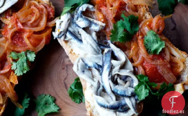 Sándwiches de Anchoas Marinadas con Salsa de Tomate y Cebolla