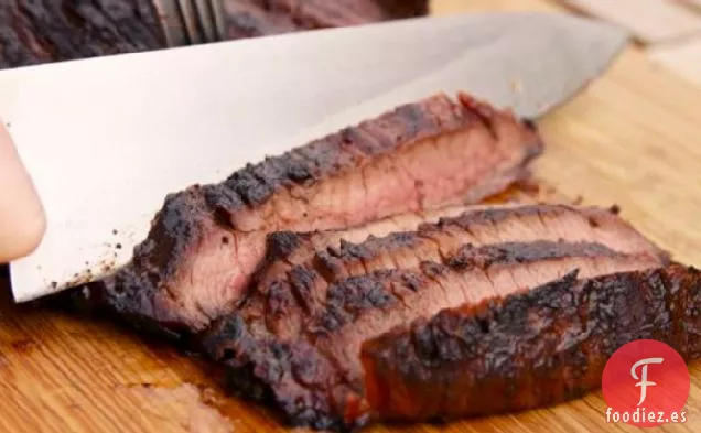 Bistec De Flanco Marinado A La Parrilla Al Estilo de Un Asador