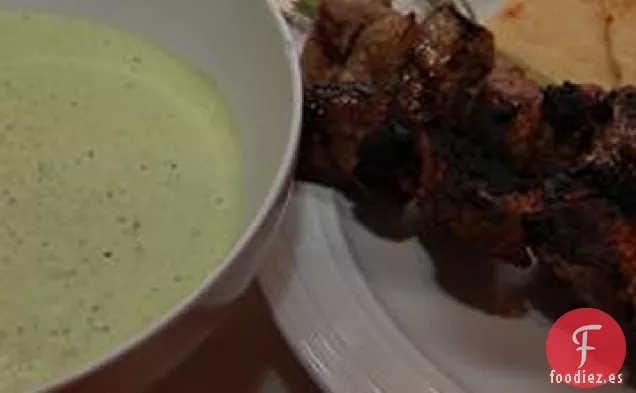 Brochetas de Cordero Griegas con Salsa Verde de Yogur y Menta