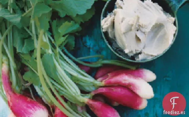 Rábanos con Mantequilla Cremosa de Anchoas