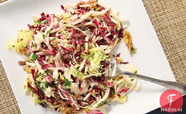 Ensalada Verde de Invierno con Nueces, Manzanas y Aderezo de Parmesano y Anchoa