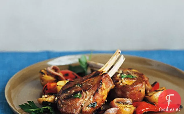Chuletas de Cordero a la Parrilla y Pimientos Rojos con Salsa de Anchoas y Perejil