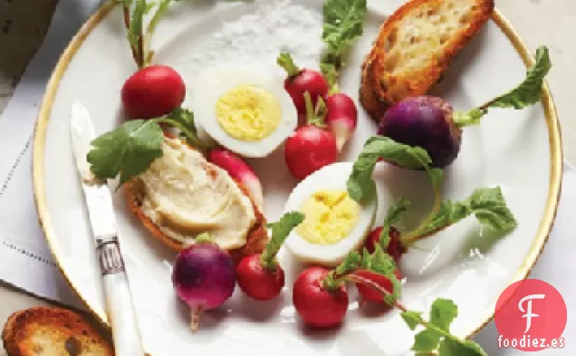 Huevos Duros con Rábanos y Crostini de Mantequilla de Anchoa