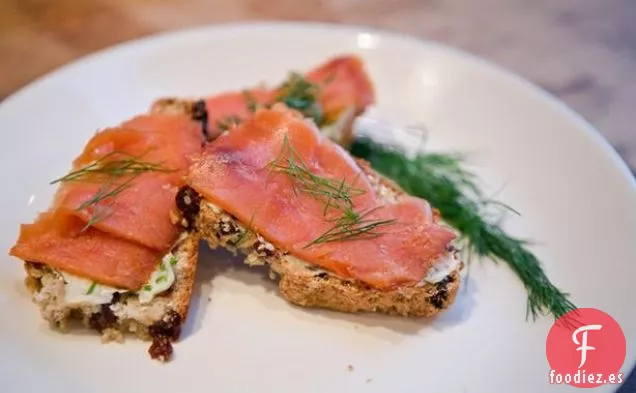 Salmón Ahumado en Crostini de Pan de Soda Irlandés