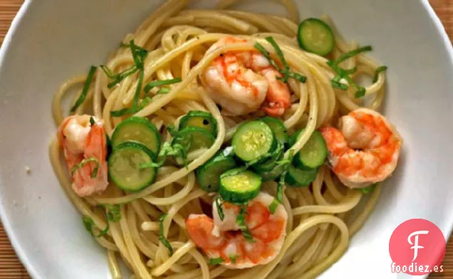 Cena de esta noche: Linguini con Camarones y Calabacín Bebé