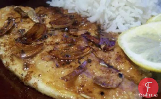 Filetes de Pescado Salteados Con Ajo en Rodajas y Salsa de Mantequilla