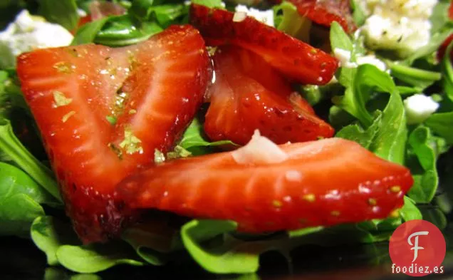 Ensalada De Rúcula Con Fresas y Queso Feta de Cabra