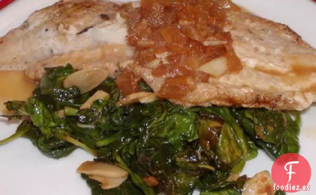 Tilapia Frita en Sartén Con Albahaca de Lima Beurre Blanc sobre un Lecho de Marchitez