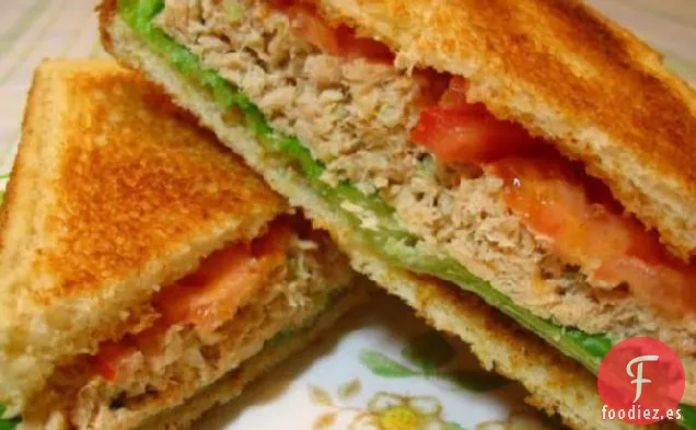 El sencillo y delicioso Sándwich de Ensalada de Salmón de Kittencal