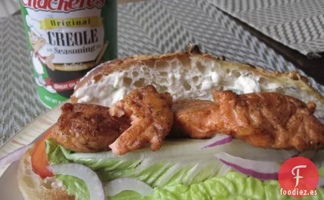 Sándwich de Salmón Cajún Con Queso de Cabra y Mayonesa de Limón