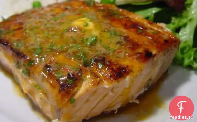 Salmón A La Parrilla Con Mantequilla De Hierbas Chipotle